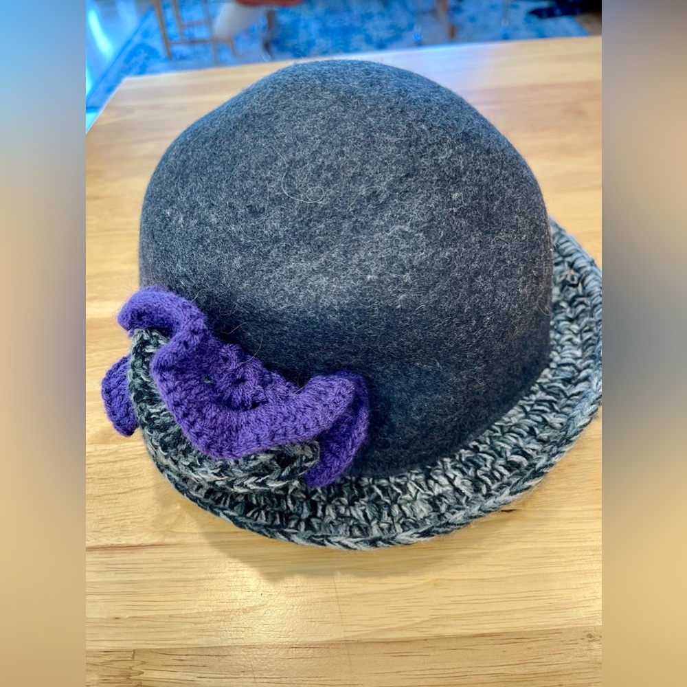 Madison 88 Wool Black & Gray Fedora Cloche Hat w/ purple flower - Picture 9 of 12